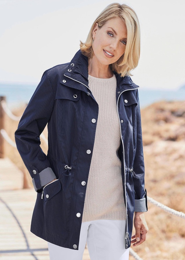 GOLDNER Blouson »Kurzgröße Longjacke aus fein strukturierter Ware« modisches, gestreiftes Innenfutter