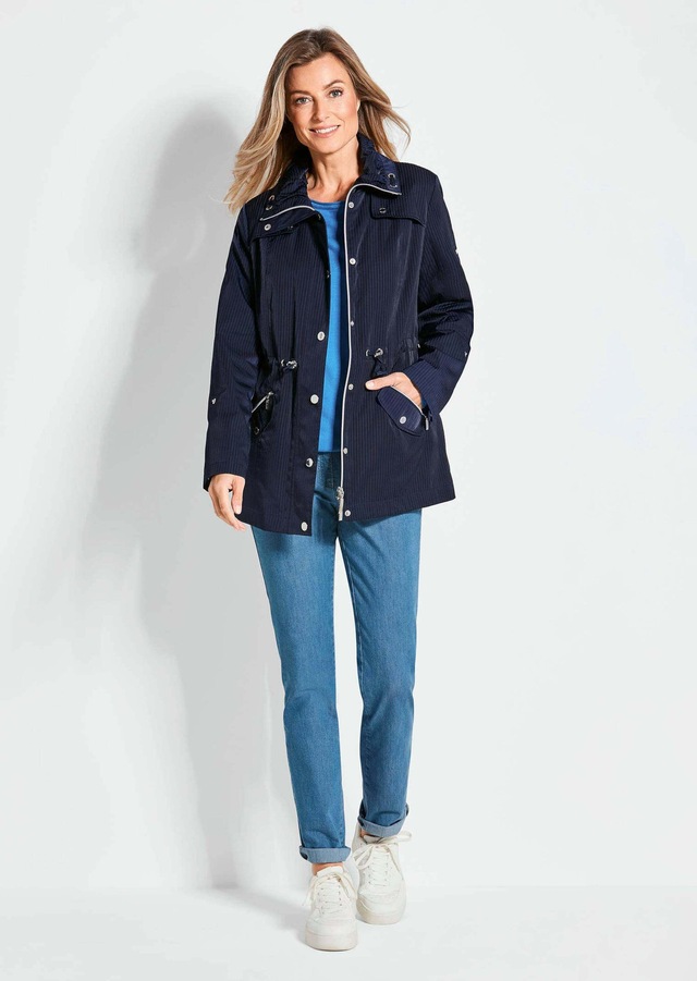 GOLDNER Blouson »Kurzgröße Longjacke aus fein strukturierter Ware« modisches, gestreiftes Innenfutter