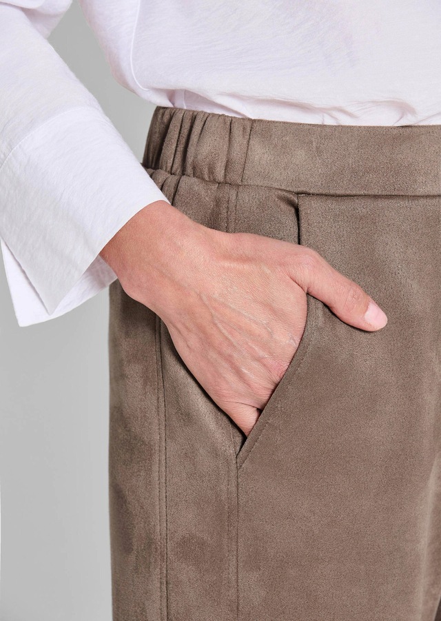 GOLDNER Chinohose »Kurzgröße Knöchellange Velourslederhose LOUISA« Zierleistentaschen hinten