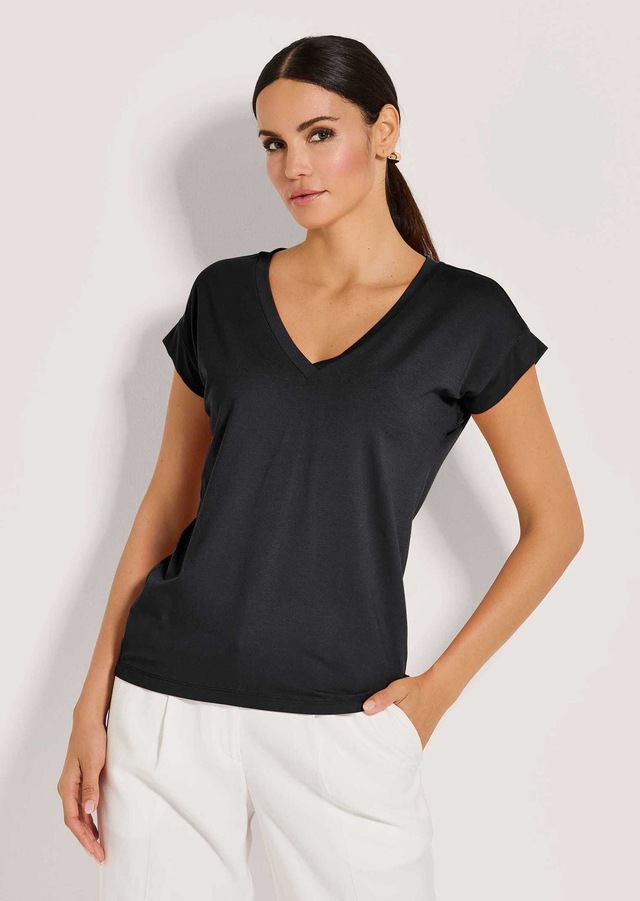 MADELEINE Kurzarmshirt »Shirt Zeitloses Blusenshirt mit V-Ausschnitt«
