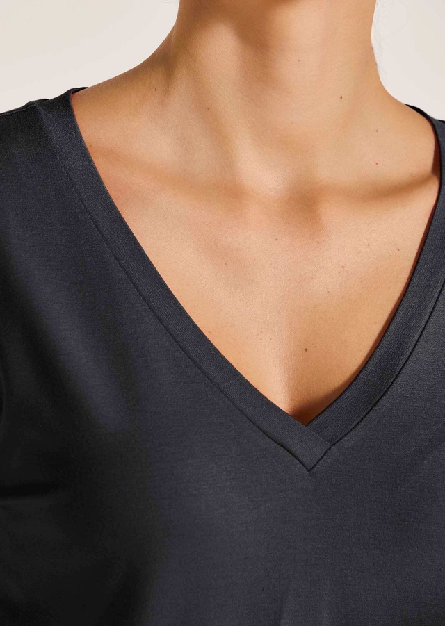 MADELEINE Kurzarmshirt »Shirt Zeitloses Blusenshirt mit V-Ausschnitt«