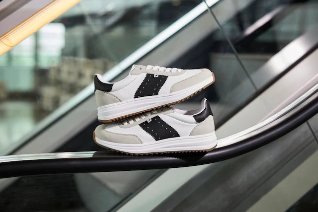 Rieker Sneaker Schnürschuh, Halbschuh, Freizeitsneaker mit Kontrastbesätze
