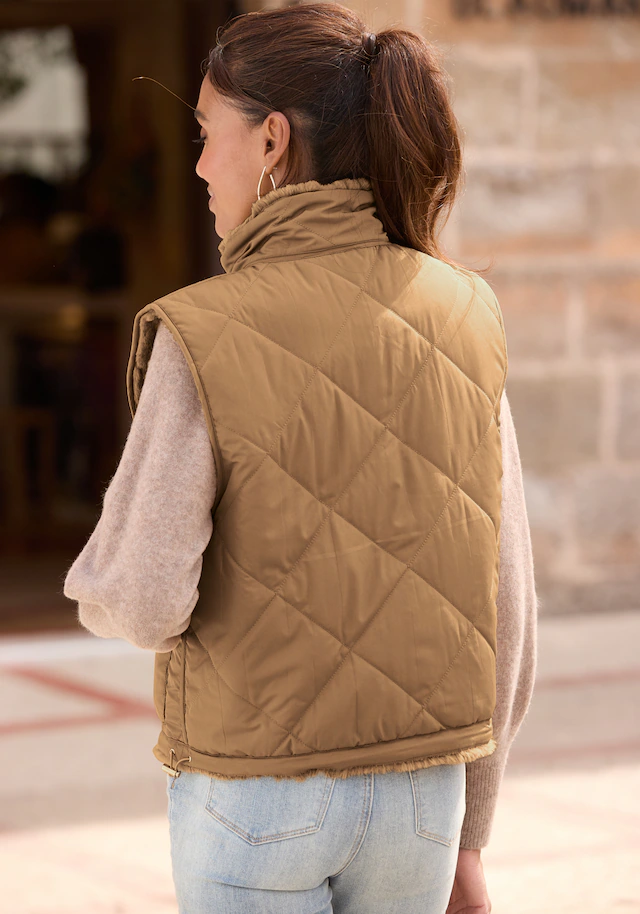LASCANA Wendeweste », wendbare Steppweste mit flauschigem Fellimitat« kuschelige Plüschweste, ideal zum Layering im Herbst, leicht wattiert
