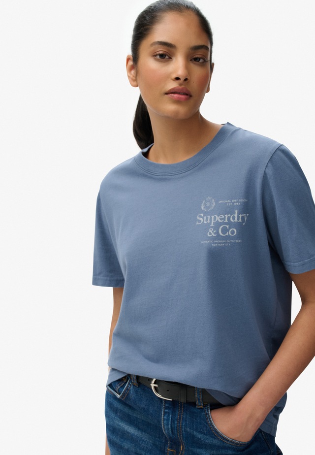 Superdry Print-Shirt »LUXE CASUAL RLXD TEE« aus Baumwolle und Single Jersey, Relaxed Fit, mit Rundhalsausschnitt