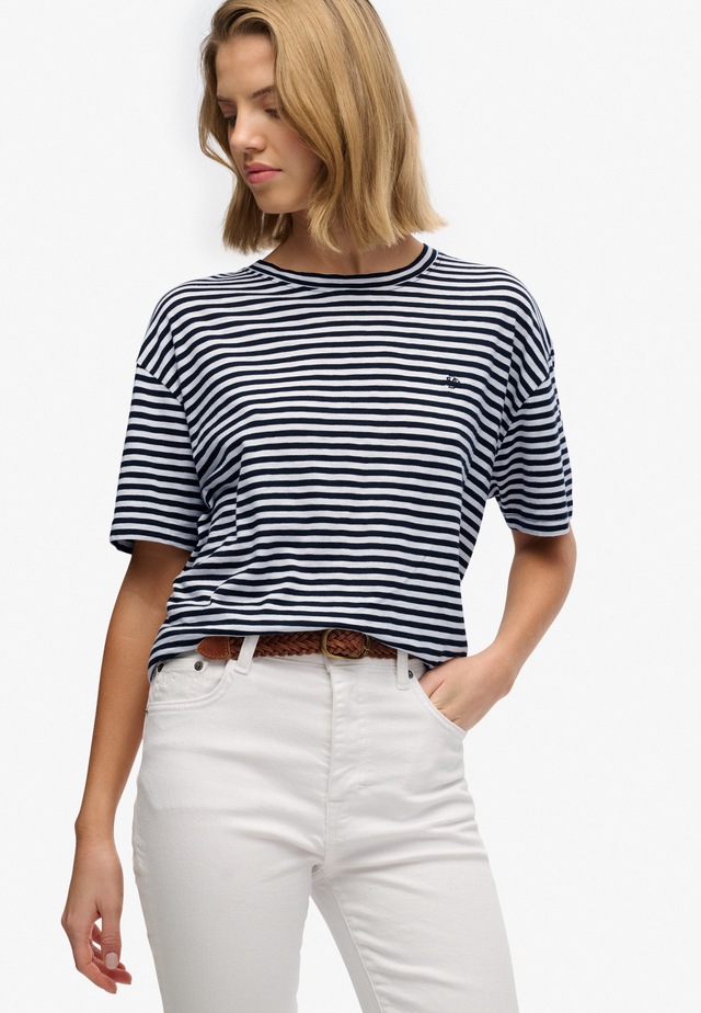 Superdry T-Shirt »STUDIOS CREW TEE« mit Markenlabel, aus Baumwollmischung, Relaxed Fit, Kurzarm