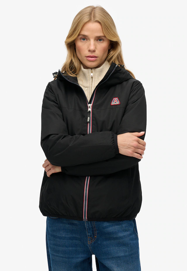Superdry Outdoorjacke »ESSENTIAL TRI WINDBREAKER JKT« mit Kapuze Loose Fit, mit hochschließendem Kragen, aus Polyester