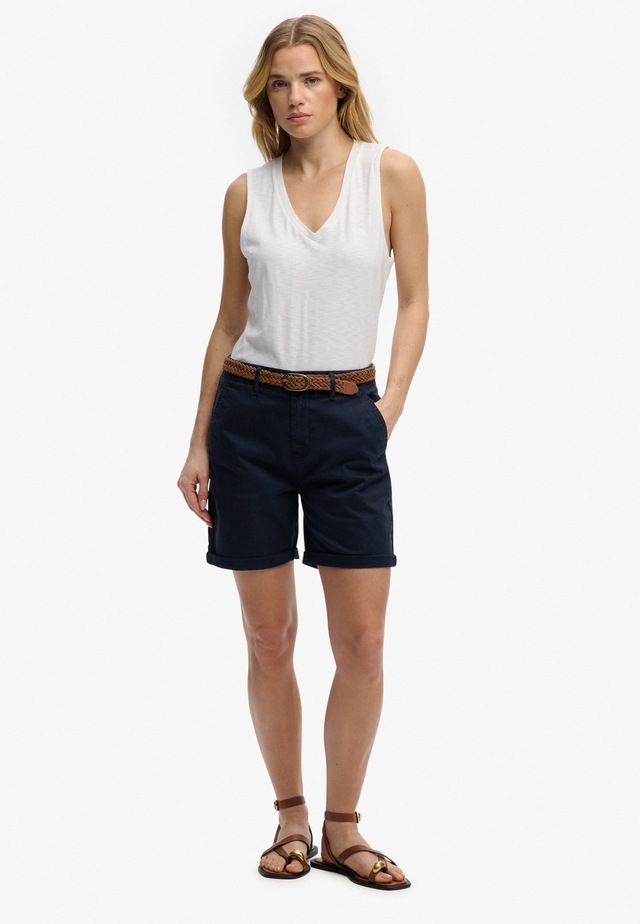 Superdry Tanktop »STUDIOS VEE NECK VEST« aus Baumwollmischung mit Lyocell, Regular Fit, ärmellos
