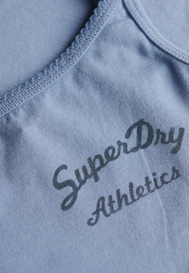 Superdry Tanktop »ATH ESS GRAPHIC CAMI« mit hübschem Spitzen-Detail am Auschnitt
