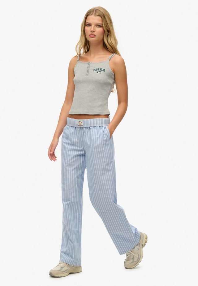 Superdry Cargohose »COTTON STRIPE ELASTIC TROUSER« aus Baumwolle und Jersey, Relaxed Fit, gestreifte Optik