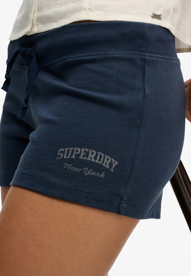 Superdry Shorts »ATH ESS JERSEY SCRIPT SHORT« mit Baumwolle und Jersey, Slim Fit, melierte Optik