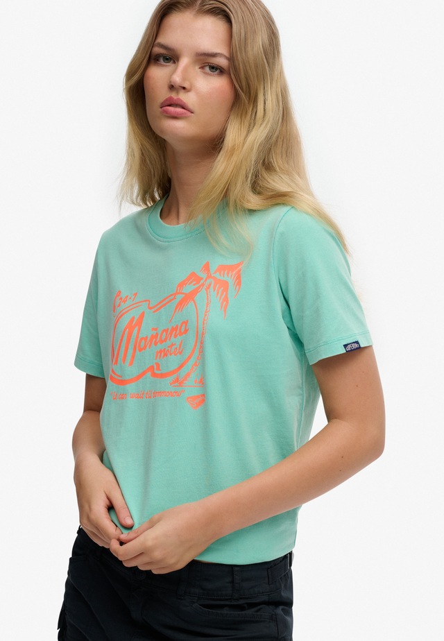 Superdry Print-Shirt »ROADSIDE TRADE RELAXED TEE« aus Baumwolle in Single Jersey, Relaxed Fit, Kurzarm