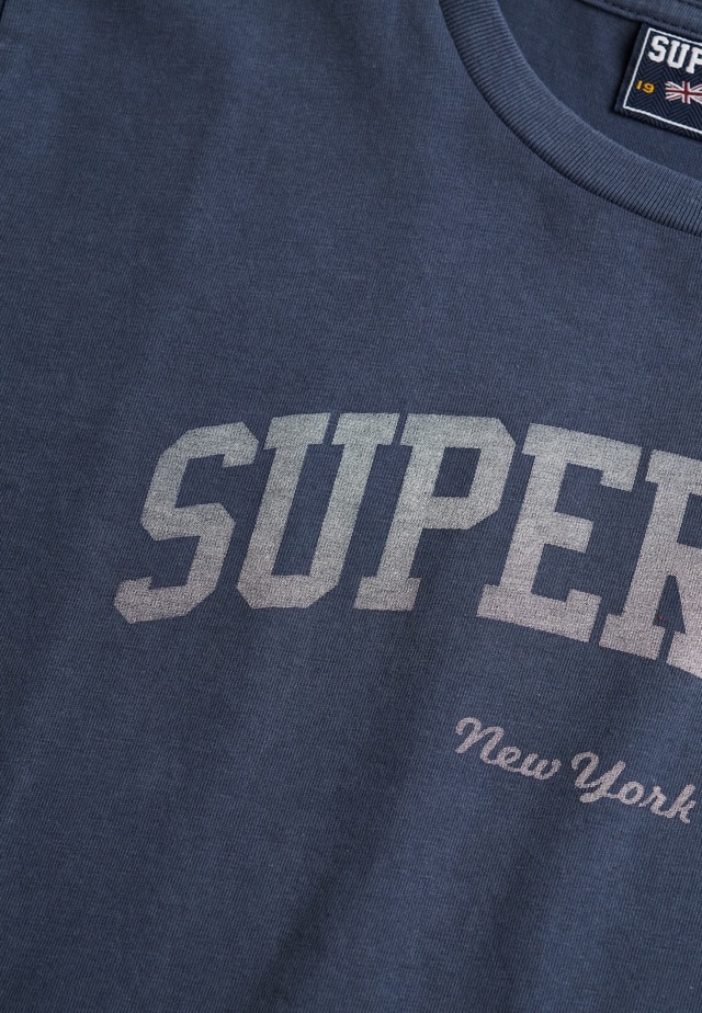 Superdry Print-Shirt »ATH ESS FITTED GRAPHIC TEE« aus Baumwolle und Single Jersey, Slim Fit, mit Rundhalsausschnitt