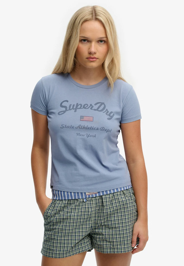 Superdry Print-Shirt »ATH ESS FITTED GRAPHIC TEE« aus Baumwolle und Single Jersey, Slim Fit, mit Rundhalsausschnitt