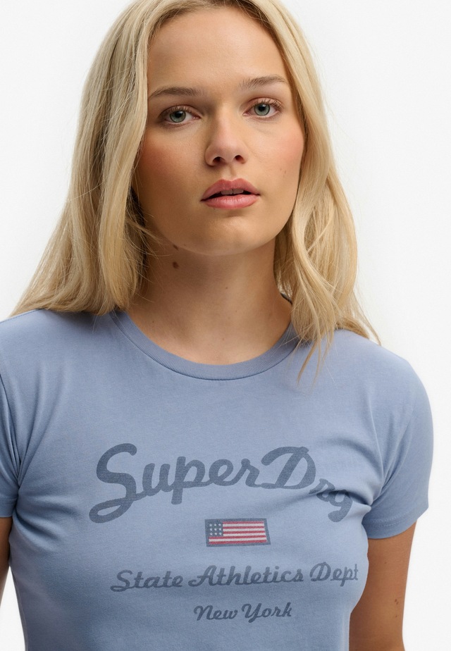 Superdry Print-Shirt »ATH ESS FITTED GRAPHIC TEE« aus Baumwolle und Single Jersey, Slim Fit, mit Rundhalsausschnitt
