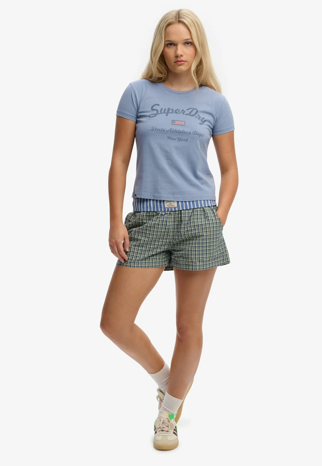 Superdry Print-Shirt »ATH ESS FITTED GRAPHIC TEE« aus Baumwolle und Single Jersey, Slim Fit, mit Rundhalsausschnitt