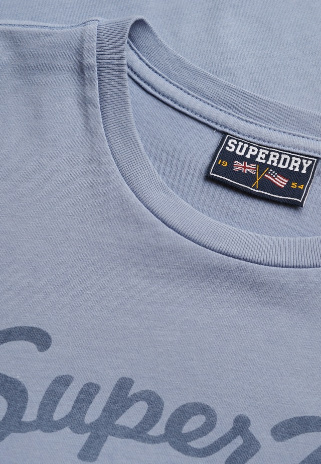 Superdry Print-Shirt »ATH ESS FITTED GRAPHIC TEE« aus Baumwolle und Single Jersey, Slim Fit, mit Rundhalsausschnitt