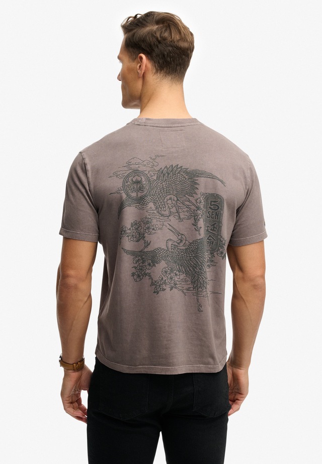 Superdry Rundhalsshirt »TOKYO NARRATIVE LOOSE TEE« mit coolem Tattoo-Print