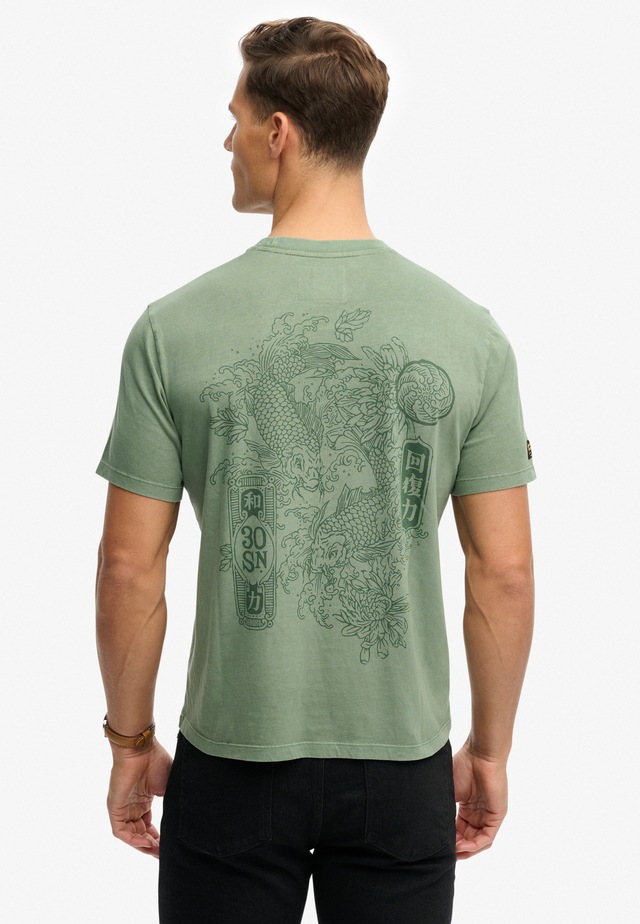 Superdry Rundhalsshirt »TOKYO NARRATIVE LOOSE TEE« mit coolem Tattoo-Print