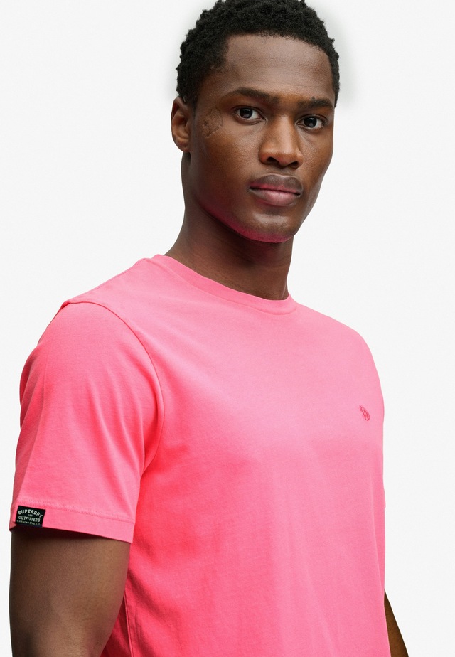 Superdry Rundhalsshirt »CLASSIC ESSENTIAL NEON TEE« Relaxed Fit, aus Baumwolle und Single Jersey, Kurzarm