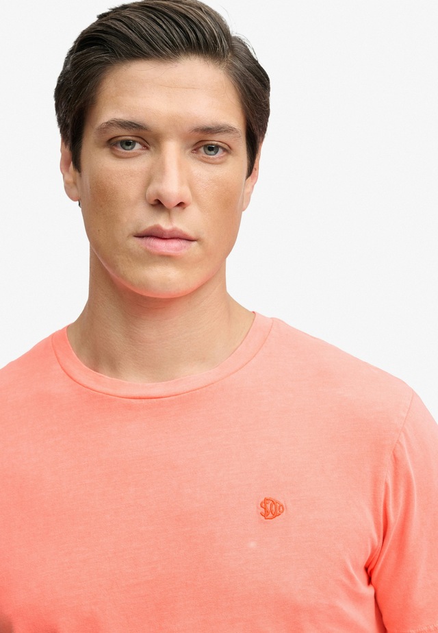Superdry Rundhalsshirt »CLASSIC ESSENTIAL NEON TEE« Relaxed Fit, aus Baumwolle und Single Jersey, Kurzarm