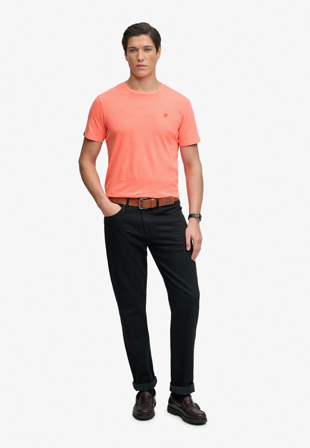 Superdry Rundhalsshirt »CLASSIC ESSENTIAL NEON TEE« Relaxed Fit, aus Baumwolle und Single Jersey, Kurzarm