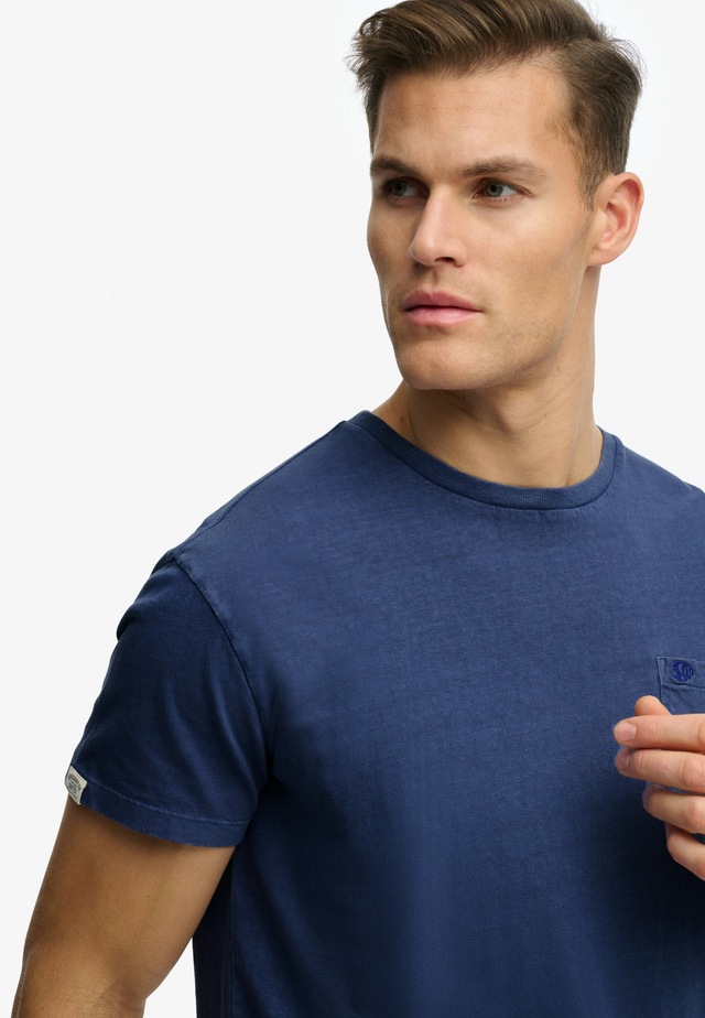 Superdry »COTTON CLASSIC LINEN PKT TEE« Baumwollmischung, relaxed fit aus luftig leichtem Baumwoll-Leinen-Mix