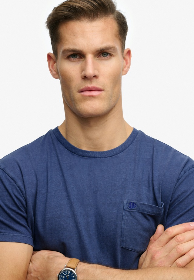 Superdry »COTTON CLASSIC LINEN PKT TEE« Baumwollmischung, relaxed fit aus luftig leichtem Baumwoll-Leinen-Mix