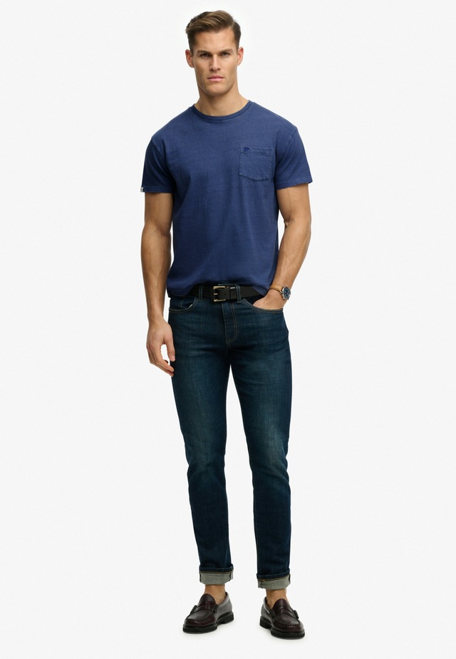 Superdry »COTTON CLASSIC LINEN PKT TEE« Baumwollmischung, relaxed fit aus luftig leichtem Baumwoll-Leinen-Mix