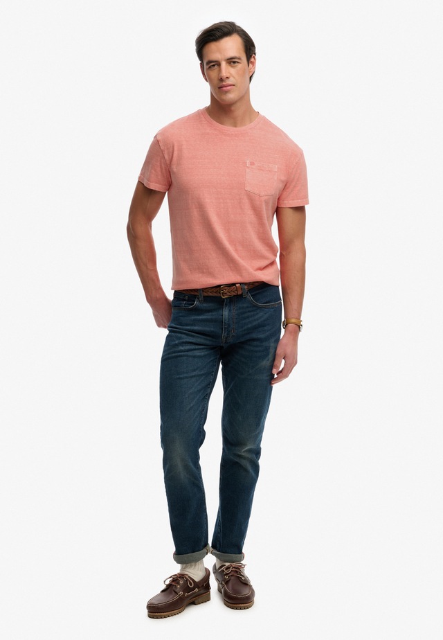 Superdry »COTTON CLASSIC LINEN PKT TEE« Baumwollmischung, relaxed fit aus luftig leichtem Baumwoll-Leinen-Mix