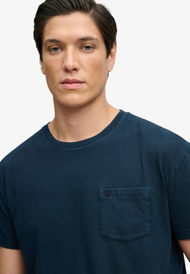 Superdry »COTTON CLASSIC LINEN PKT TEE« Baumwollmischung, relaxed fit aus luftig leichtem Baumwoll-Leinen-Mix