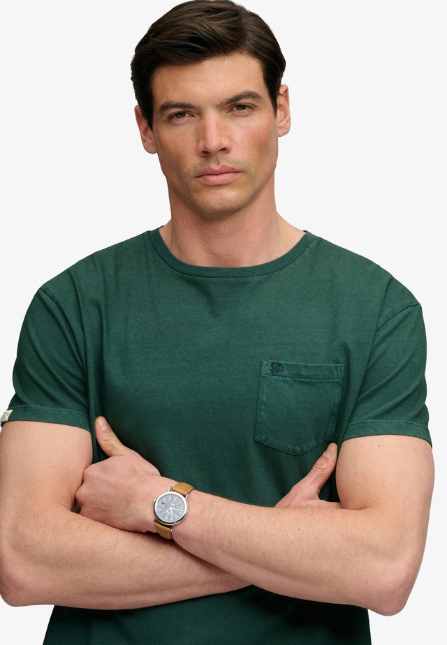 Superdry »COTTON CLASSIC LINEN PKT TEE« Baumwollmischung, relaxed fit aus luftig leichtem Baumwoll-Leinen-Mix