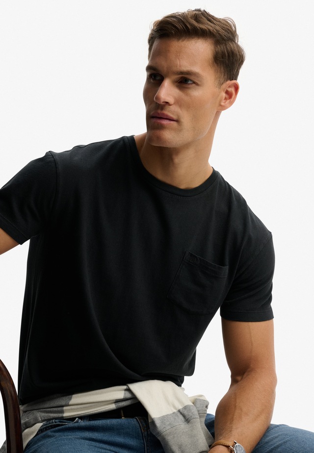Superdry »COTTON CLASSIC LINEN PKT TEE« Baumwollmischung, relaxed fit aus luftig leichtem Baumwoll-Leinen-Mix
