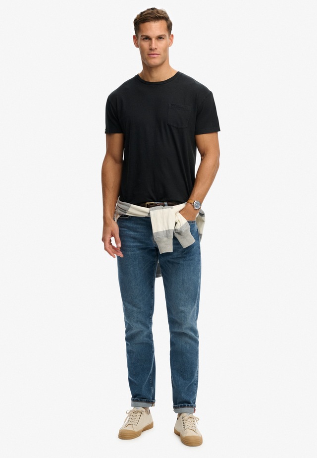 Superdry »COTTON CLASSIC LINEN PKT TEE« Baumwollmischung, relaxed fit aus luftig leichtem Baumwoll-Leinen-Mix