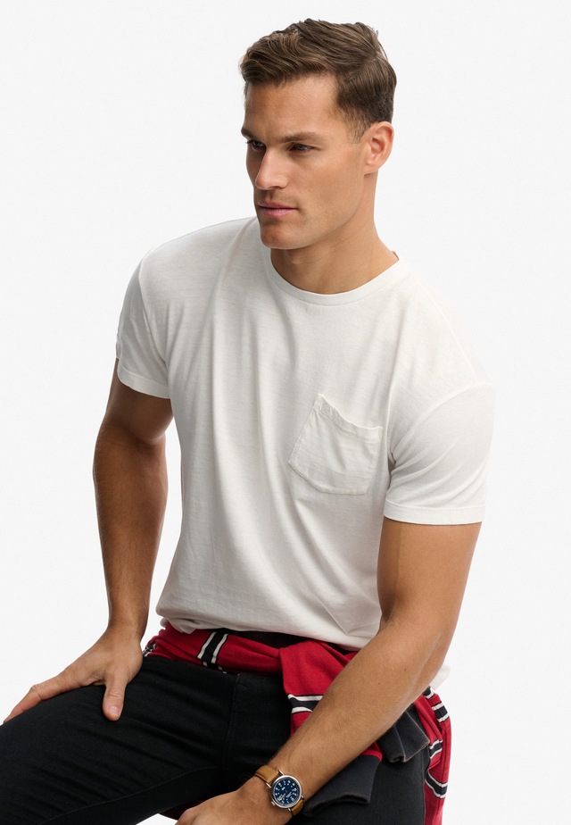 Superdry »COTTON CLASSIC LINEN PKT TEE« Baumwollmischung, relaxed fit aus luftig leichtem Baumwoll-Leinen-Mix