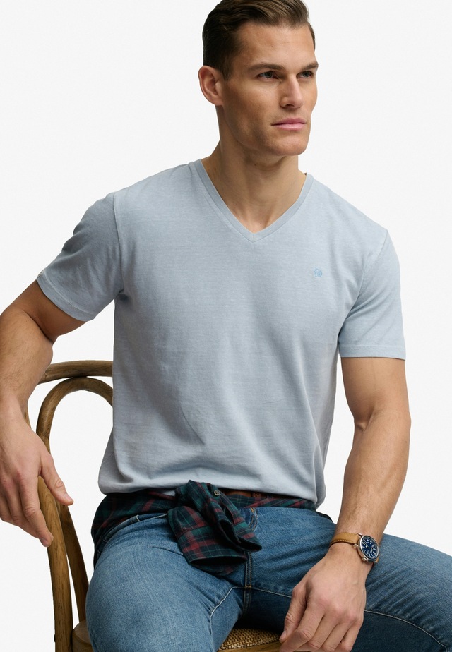 Superdry Rundhalsshirt »CLASSIC COTTON LINEN VEE« Baumwollmischung, relaxed fit aus luftig leichtem Baumwoll-Leinen-Mix