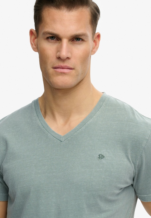 Superdry Rundhalsshirt »CLASSIC COTTON LINEN VEE« Baumwollmischung, relaxed fit aus luftig leichtem Baumwoll-Leinen-Mix