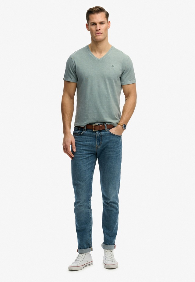 Superdry Rundhalsshirt »CLASSIC COTTON LINEN VEE« Baumwollmischung, relaxed fit aus luftig leichtem Baumwoll-Leinen-Mix