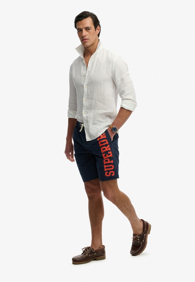 Superdry Badeshorts »LOGO 19 BOARDSHORT« lockere Passform, bedruckte Optik, aus Polyester