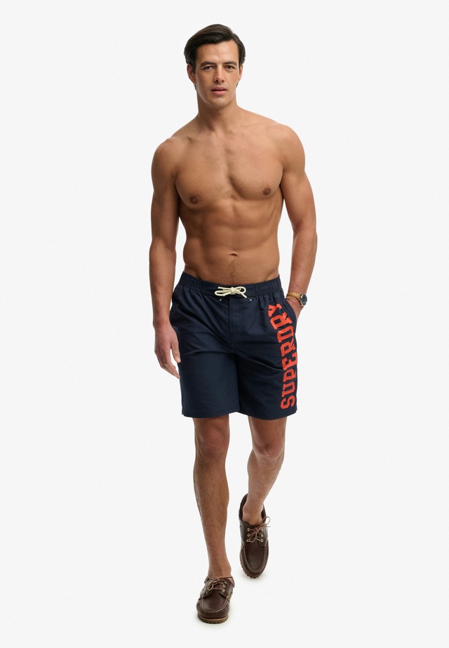 Superdry Badeshorts »LOGO 19 BOARDSHORT« lockere Passform, bedruckte Optik, aus Polyester