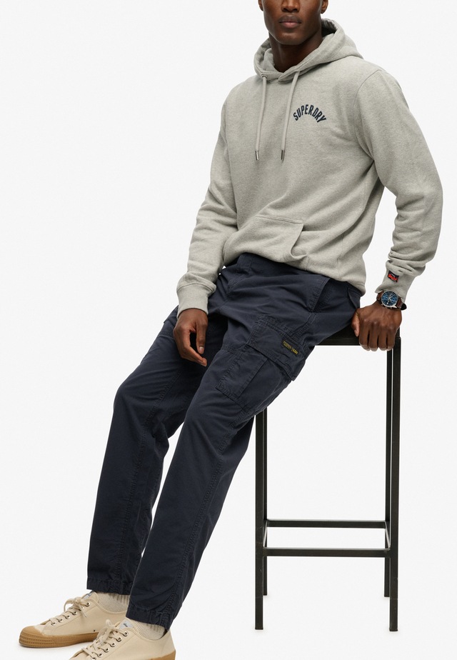 Superdry Cargohose »RIPSTOP LIGHT CARGO PANT« Regular Fit, knöchellange Schnittform, mit Reißverschluss