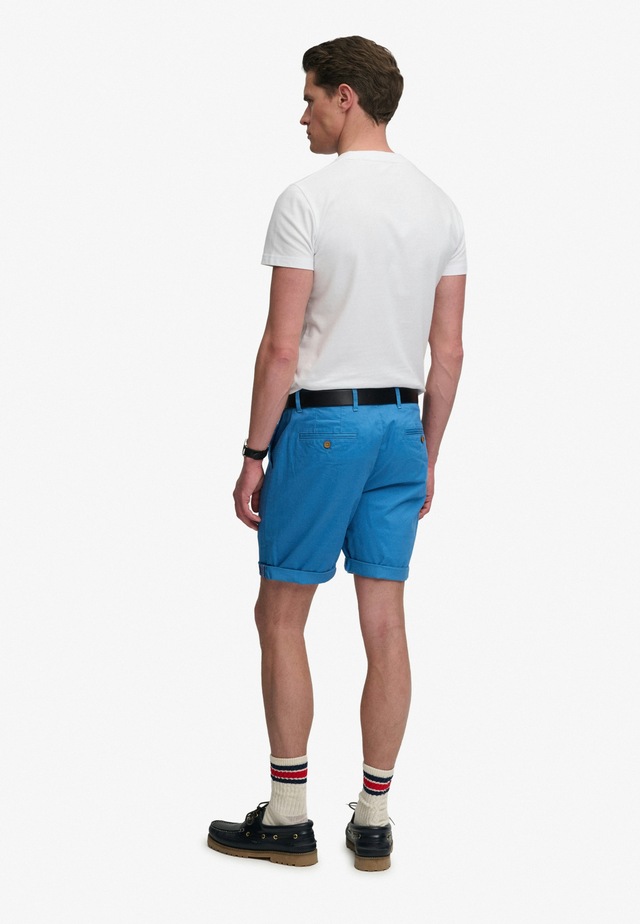 Superdry Chinoshorts »PREMIUM REGULAR CHINO SHORT« aus Baumwollmischung mit Elasthan, Relaxed Fit, unifarben, knielang