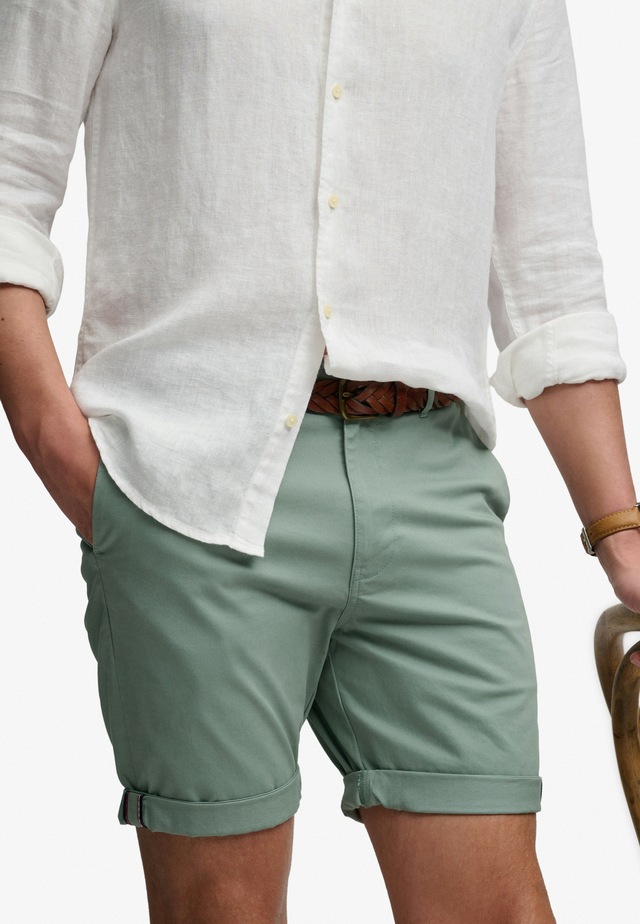 Superdry Chinoshorts »PREMIUM REGULAR CHINO SHORT« aus Baumwollmischung mit Elasthan, Relaxed Fit, unifarben, knielang