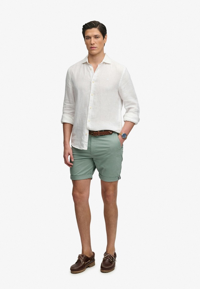 Superdry Chinoshorts »PREMIUM REGULAR CHINO SHORT« aus Baumwollmischung mit Elasthan, Relaxed Fit, unifarben, knielang