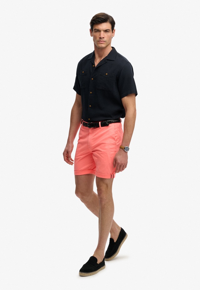 Superdry Chinoshorts »PREMIUM REGULAR CHINO SHORT« aus Baumwollmischung mit Elasthan, Relaxed Fit, unifarben, knielang