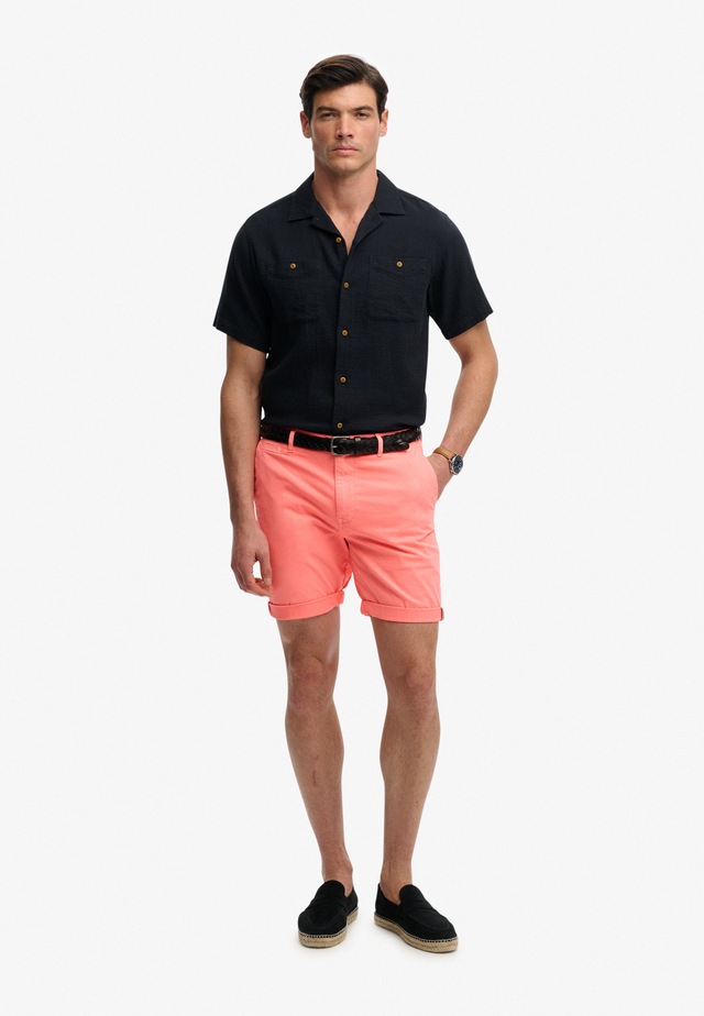 Superdry Chinoshorts »PREMIUM REGULAR CHINO SHORT« aus Baumwollmischung mit Elasthan, Relaxed Fit, unifarben, knielang