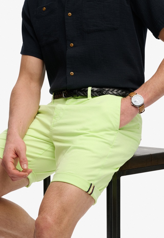 Superdry Chinoshorts »PREMIUM REGULAR CHINO SHORT« aus Baumwollmischung mit Elasthan, Relaxed Fit, unifarben, knielang