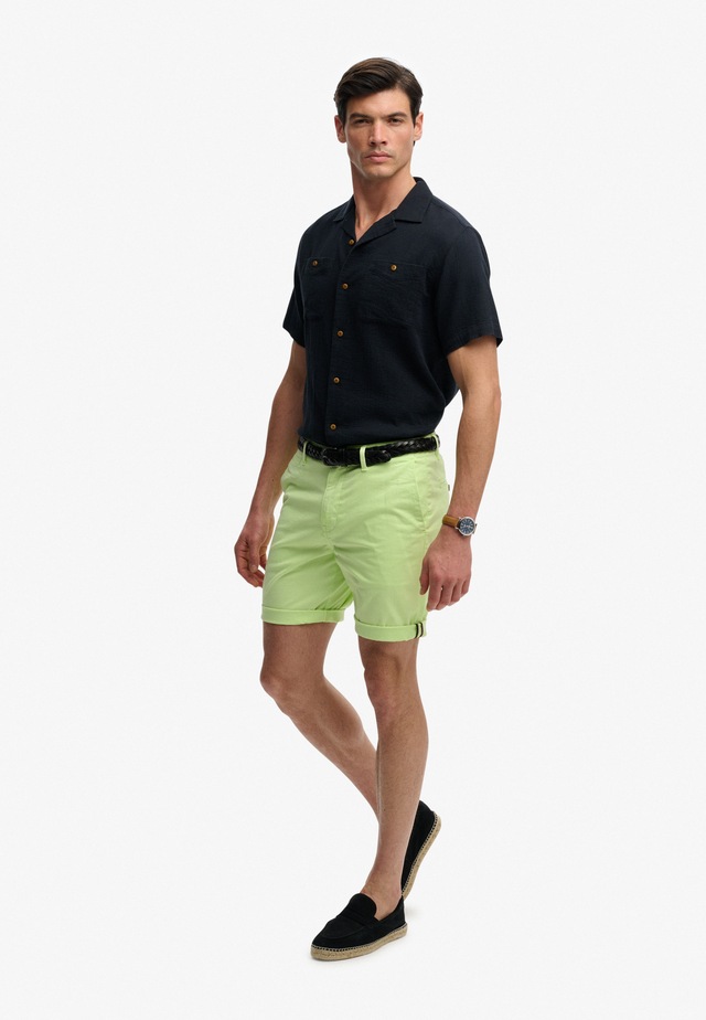 Superdry Chinoshorts »PREMIUM REGULAR CHINO SHORT« aus Baumwollmischung mit Elasthan, Relaxed Fit, unifarben, knielang