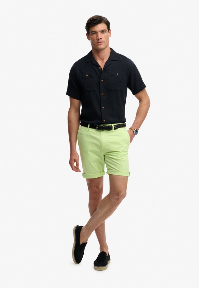 Superdry Chinoshorts »PREMIUM REGULAR CHINO SHORT« aus Baumwollmischung mit Elasthan, Relaxed Fit, unifarben, knielang