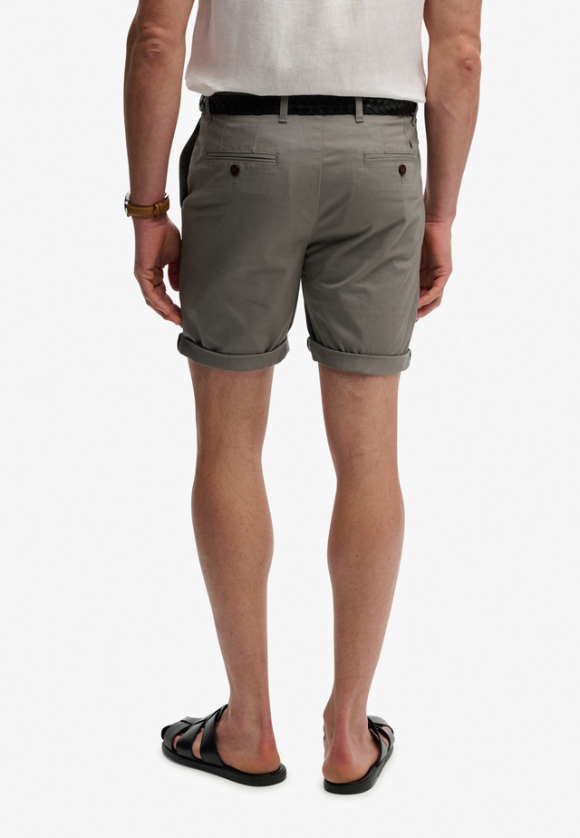 Superdry Chinoshorts »PREMIUM REGULAR CHINO SHORT« aus Baumwollmischung mit Elasthan, Relaxed Fit, unifarben, knielang