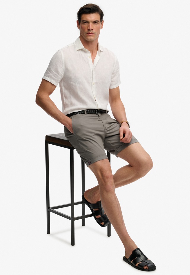Superdry Chinoshorts »PREMIUM REGULAR CHINO SHORT« aus Baumwollmischung mit Elasthan, Relaxed Fit, unifarben, knielang